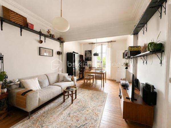 À seulement 5 minutes à pied de la gare et du centre-ville ainsi que des écoles , découvrez en exclusivité cette charmante maison de caractère de 98 m² habitables, construite en 1900, alliant le charme de l’ancien et le confort moderne.

Dès l’entrée, un couloir dessert un magnifique escalier d’époque qui donne immédiatement le ton. Vous serez séduits par le séjour lumineux, sublimé par de belles moulures au plafond qui apportent tout le cachet de la maison. La cuisine indépendante, entièrement aménagée et équipée (électroménager inclus), se prolonge par une véranda offrant un accès direct au jardin de 526 m².

Depuis la cuisine, vous accédez à une cave entièrement isolée, occupant toute la surface de la maison. Elle comprend un espace buanderie ainsi que de nombreux rangements, offrant un confort appréciable au quotidien.

Le premier étage dessert deux chambres, une salle de bains avec rangements ainsi qu’un WC indépendant.

Au deuxième étage, vous découvrirez une troisième chambre avec dressing, une belle salle d’eau avec WC ainsi qu’une pièce supplémentaire d’environ 5 m², idéale pour un bureau, une salle de jeux, un espace de télétravail ou du rangement.

À l’extérieur, vous bénéficierez d’un garage d’environ 20 m², d’une dépendance d’environ 8 m² ainsi que d’un agréable jardin de 526 m².

Côté prestations, la maison est équipée d’un chauffage au gaz de ville, d’une chaudière remplacée en 2020 et d’une cave entièrement isolée, garantissant un meilleur confort thermique.

Une maison pleine de charme, idéale pour une famille à la recherche d’un bien authentique, fonctionnel et parfaitement entretenu. À visiter sans tarder !