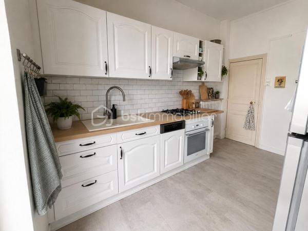 À seulement 5 minutes à pied de la gare et du centre-ville ainsi que des écoles , découvrez en exclusivité cette charmante maison de caractère de 98 m² habitables, construite en 1900, alliant le charme de l’ancien et le confort moderne.

Dès l’entrée, un couloir dessert un magnifique escalier d’époque qui donne immédiatement le ton. Vous serez séduits par le séjour lumineux, sublimé par de belles moulures au plafond qui apportent tout le cachet de la maison. La cuisine indépendante, entièrement aménagée et équipée (électroménager inclus), se prolonge par une véranda offrant un accès direct au jardin de 526 m².

Depuis la cuisine, vous accédez à une cave entièrement isolée, occupant toute la surface de la maison. Elle comprend un espace buanderie ainsi que de nombreux rangements, offrant un confort appréciable au quotidien.

Le premier étage dessert deux chambres, une salle de bains avec rangements ainsi qu’un WC indépendant.

Au deuxième étage, vous découvrirez une troisième chambre avec dressing, une belle salle d’eau avec WC ainsi qu’une pièce supplémentaire d’environ 5 m², idéale pour un bureau, une salle de jeux, un espace de télétravail ou du rangement.

À l’extérieur, vous bénéficierez d’un garage d’environ 20 m², d’une dépendance d’environ 8 m² ainsi que d’un agréable jardin de 526 m².

Côté prestations, la maison est équipée d’un chauffage au gaz de ville, d’une chaudière remplacée en 2020 et d’une cave entièrement isolée, garantissant un meilleur confort thermique.

Une maison pleine de charme, idéale pour une famille à la recherche d’un bien authentique, fonctionnel et parfaitement entretenu. À visiter sans tarder !