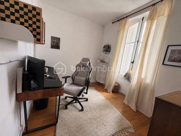 À seulement 5 minutes à pied de la gare et du centre-ville ainsi que des écoles , découvrez en exclusivité cette charmante maison de caractère de 98 m² habitables, construite en 1900, alliant le charme de l’ancien et le confort moderne.

Dès l’entrée, un couloir dessert un magnifique escalier d’époque qui donne immédiatement le ton. Vous serez séduits par le séjour lumineux, sublimé par de belles moulures au plafond qui apportent tout le cachet de la maison. La cuisine indépendante, entièrement aménagée et équipée (électroménager inclus), se prolonge par une véranda offrant un accès direct au jardin de 526 m².

Depuis la cuisine, vous accédez à une cave entièrement isolée, occupant toute la surface de la maison. Elle comprend un espace buanderie ainsi que de nombreux rangements, offrant un confort appréciable au quotidien.

Le premier étage dessert deux chambres, une salle de bains avec rangements ainsi qu’un WC indépendant.

Au deuxième étage, vous découvrirez une troisième chambre avec dressing, une belle salle d’eau avec WC ainsi qu’une pièce supplémentaire d’environ 5 m², idéale pour un bureau, une salle de jeux, un espace de télétravail ou du rangement.

À l’extérieur, vous bénéficierez d’un garage d’environ 20 m², d’une dépendance d’environ 8 m² ainsi que d’un agréable jardin de 526 m².

Côté prestations, la maison est équipée d’un chauffage au gaz de ville, d’une chaudière remplacée en 2020 et d’une cave entièrement isolée, garantissant un meilleur confort thermique.

Une maison pleine de charme, idéale pour une famille à la recherche d’un bien authentique, fonctionnel et parfaitement entretenu. À visiter sans tarder !