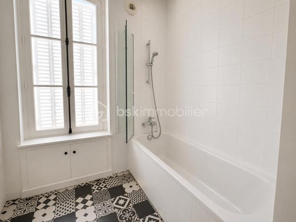 À seulement 5 minutes à pied de la gare et du centre-ville ainsi que des écoles , découvrez en exclusivité cette charmante maison de caractère de 98 m² habitables, construite en 1900, alliant le charme de l’ancien et le confort moderne.

Dès l’entrée, un couloir dessert un magnifique escalier d’époque qui donne immédiatement le ton. Vous serez séduits par le séjour lumineux, sublimé par de belles moulures au plafond qui apportent tout le cachet de la maison. La cuisine indépendante, entièrement aménagée et équipée (électroménager inclus), se prolonge par une véranda offrant un accès direct au jardin de 526 m².

Depuis la cuisine, vous accédez à une cave entièrement isolée, occupant toute la surface de la maison. Elle comprend un espace buanderie ainsi que de nombreux rangements, offrant un confort appréciable au quotidien.

Le premier étage dessert deux chambres, une salle de bains avec rangements ainsi qu’un WC indépendant.

Au deuxième étage, vous découvrirez une troisième chambre avec dressing, une belle salle d’eau avec WC ainsi qu’une pièce supplémentaire d’environ 5 m², idéale pour un bureau, une salle de jeux, un espace de télétravail ou du rangement.

À l’extérieur, vous bénéficierez d’un garage d’environ 20 m², d’une dépendance d’environ 8 m² ainsi que d’un agréable jardin de 526 m².

Côté prestations, la maison est équipée d’un chauffage au gaz de ville, d’une chaudière remplacée en 2020 et d’une cave entièrement isolée, garantissant un meilleur confort thermique.

Une maison pleine de charme, idéale pour une famille à la recherche d’un bien authentique, fonctionnel et parfaitement entretenu. À visiter sans tarder !