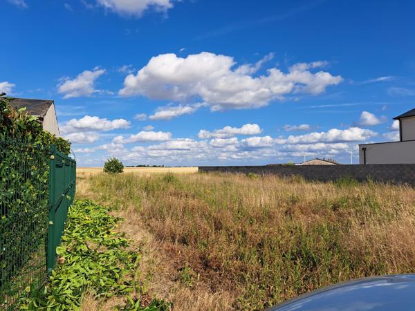 Grand terrain à bâtir à la campagne