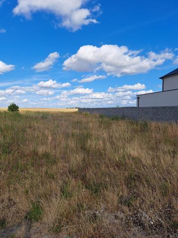 Grand terrain à bâtir à la campagne
