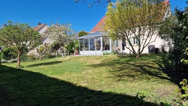 Au cœur d’un village prisé du Vexin, aux portes de l’Île-de-France

Laissez-vous séduire par cette magnifique maison familiale avec plein pied de vie parfaitement entretenue, où aucun travaux n’est à prévoir. Nichée à l’abri des regards derrière un charmant mur en pierre, elle offre un cadre de vie paisible et privilégié, à seulement 20 minutes de Cergy-Pontoise, dans l’un des villages les plus recherchés du Vexin.

Dès l’entrée, vous découvrirez une spacieuse et lumineuse pièce de vie d’environ 45 m², idéale pour recevoir, ouverte sur une agréable véranda de 23 m², véritable prolongement de la maison en toute saison.

La cuisine aménagée de 10 m² est complétée par un cellier/buanderie-arrière-cuisine de 4 m², particulièrement pratique au quotidien.

Le rez-de-chaussée offre également une belle suite parentale comprenant une chambre de 13 m², une salle d’eau. un WC ainsi qu’un dressing.

À l’étage, un vaste palier dessert trois belles chambres de 14 à 17 m², une salle de bains et un WC indépendant, offrant un espace nuit parfaitement adapté à une famille.

Les extérieurs complètent idéalement cette propriété avec :

    Une dépendance d’environ 24 m².
    Un double garage de 45 m².
    Un abri à bois de 10 m².


Édifiée sur vide sanitaire et raccordée au tout-à-l’égout, cette propriété bénéficie également d’un système de récupération des eaux de pluie, d’une toiture entretenue avec traitement hydrofuge, autant d’atouts qui témoignent du soin apporté à son entretien.


Les atouts :

    Village très recherché du Vexin.
    À seulement 20 minutes de Cergy-Pontoise.
    Train ligne J dans le village 
    Aucun travaux à prévoir.
    Maison parfaitement entretenue.
    Vie de plain-pied grâce à la suite parentale.
    Belle véranda lumineuse.
    Double garage et dépendance.
    Jardin intime, à l’abri des regards.
    Vide sanitaire, tout-à-l’égout et récupération des eaux de pluie.

Une propriété rare sur le secteur, idéale pour une famille en quête de calme, de confort et de qualité de vie, tout en restant à proximité des portes de l’Île-de-France.

À découvrir sans tarder !