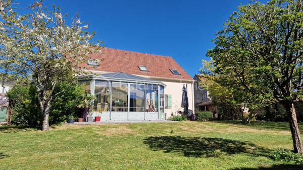 Au cœur d’un village prisé du Vexin, aux portes de l’Île-de-France

Laissez-vous séduire par cette magnifique maison familiale avec plein pied de vie parfaitement entretenue, où aucun travaux n’est à prévoir. Nichée à l’abri des regards derrière un charmant mur en pierre, elle offre un cadre de vie paisible et privilégié, à seulement 20 minutes de Cergy-Pontoise, dans l’un des villages les plus recherchés du Vexin.

Dès l’entrée, vous découvrirez une spacieuse et lumineuse pièce de vie d’environ 45 m², idéale pour recevoir, ouverte sur une agréable véranda de 23 m², véritable prolongement de la maison en toute saison.

La cuisine aménagée de 10 m² est complétée par un cellier/buanderie-arrière-cuisine de 4 m², particulièrement pratique au quotidien.

Le rez-de-chaussée offre également une belle suite parentale comprenant une chambre de 13 m², une salle d’eau. un WC ainsi qu’un dressing.

À l’étage, un vaste palier dessert trois belles chambres de 14 à 17 m², une salle de bains et un WC indépendant, offrant un espace nuit parfaitement adapté à une famille.

Les extérieurs complètent idéalement cette propriété avec :

    Une dépendance d’environ 24 m².
    Un double garage de 45 m².
    Un abri à bois de 10 m².


Édifiée sur vide sanitaire et raccordée au tout-à-l’égout, cette propriété bénéficie également d’un système de récupération des eaux de pluie, d’une toiture entretenue avec traitement hydrofuge, autant d’atouts qui témoignent du soin apporté à son entretien.


Les atouts :

    Village très recherché du Vexin.
    À seulement 20 minutes de Cergy-Pontoise.
    Train ligne J dans le village 
    Aucun travaux à prévoir.
    Maison parfaitement entretenue.
    Vie de plain-pied grâce à la suite parentale.
    Belle véranda lumineuse.
    Double garage et dépendance.
    Jardin intime, à l’abri des regards.
    Vide sanitaire, tout-à-l’égout et récupération des eaux de pluie.

Une propriété rare sur le secteur, idéale pour une famille en quête de calme, de confort et de qualité de vie, tout en restant à proximité des portes de l’Île-de-France.

À découvrir sans tarder !