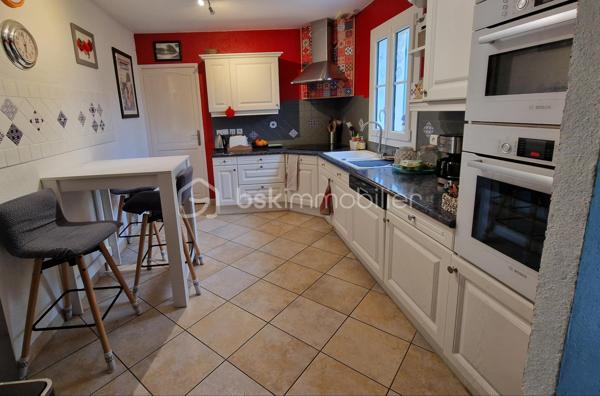 Au cœur d’un village prisé du Vexin, aux portes de l’Île-de-France

Laissez-vous séduire par cette magnifique maison familiale avec plein pied de vie parfaitement entretenue, où aucun travaux n’est à prévoir. Nichée à l’abri des regards derrière un charmant mur en pierre, elle offre un cadre de vie paisible et privilégié, à seulement 20 minutes de Cergy-Pontoise, dans l’un des villages les plus recherchés du Vexin.

Dès l’entrée, vous découvrirez une spacieuse et lumineuse pièce de vie d’environ 45 m², idéale pour recevoir, ouverte sur une agréable véranda de 23 m², véritable prolongement de la maison en toute saison.

La cuisine aménagée de 10 m² est complétée par un cellier/buanderie-arrière-cuisine de 4 m², particulièrement pratique au quotidien.

Le rez-de-chaussée offre également une belle suite parentale comprenant une chambre de 13 m², une salle d’eau. un WC ainsi qu’un dressing.

À l’étage, un vaste palier dessert trois belles chambres de 14 à 17 m², une salle de bains et un WC indépendant, offrant un espace nuit parfaitement adapté à une famille.

Les extérieurs complètent idéalement cette propriété avec :

    Une dépendance d’environ 24 m².
    Un double garage de 45 m².
    Un abri à bois de 10 m².


Édifiée sur vide sanitaire et raccordée au tout-à-l’égout, cette propriété bénéficie également d’un système de récupération des eaux de pluie, d’une toiture entretenue avec traitement hydrofuge, autant d’atouts qui témoignent du soin apporté à son entretien.


Les atouts :

    Village très recherché du Vexin.
    À seulement 20 minutes de Cergy-Pontoise.
    Train ligne J dans le village 
    Aucun travaux à prévoir.
    Maison parfaitement entretenue.
    Vie de plain-pied grâce à la suite parentale.
    Belle véranda lumineuse.
    Double garage et dépendance.
    Jardin intime, à l’abri des regards.
    Vide sanitaire, tout-à-l’égout et récupération des eaux de pluie.

Une propriété rare sur le secteur, idéale pour une famille en quête de calme, de confort et de qualité de vie, tout en restant à proximité des portes de l’Île-de-France.

À découvrir sans tarder !