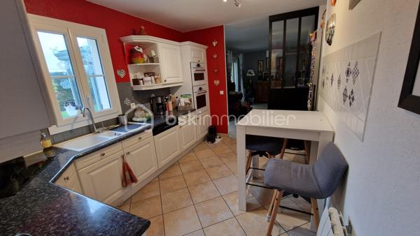 Au cœur d’un village prisé du Vexin, aux portes de l’Île-de-France

Laissez-vous séduire par cette magnifique maison familiale avec plein pied de vie parfaitement entretenue, où aucun travaux n’est à prévoir. Nichée à l’abri des regards derrière un charmant mur en pierre, elle offre un cadre de vie paisible et privilégié, à seulement 20 minutes de Cergy-Pontoise, dans l’un des villages les plus recherchés du Vexin.

Dès l’entrée, vous découvrirez une spacieuse et lumineuse pièce de vie d’environ 45 m², idéale pour recevoir, ouverte sur une agréable véranda de 23 m², véritable prolongement de la maison en toute saison.

La cuisine aménagée de 10 m² est complétée par un cellier/buanderie-arrière-cuisine de 4 m², particulièrement pratique au quotidien.

Le rez-de-chaussée offre également une belle suite parentale comprenant une chambre de 13 m², une salle d’eau. un WC ainsi qu’un dressing.

À l’étage, un vaste palier dessert trois belles chambres de 14 à 17 m², une salle de bains et un WC indépendant, offrant un espace nuit parfaitement adapté à une famille.

Les extérieurs complètent idéalement cette propriété avec :

    Une dépendance d’environ 24 m².
    Un double garage de 45 m².
    Un abri à bois de 10 m².


Édifiée sur vide sanitaire et raccordée au tout-à-l’égout, cette propriété bénéficie également d’un système de récupération des eaux de pluie, d’une toiture entretenue avec traitement hydrofuge, autant d’atouts qui témoignent du soin apporté à son entretien.


Les atouts :

    Village très recherché du Vexin.
    À seulement 20 minutes de Cergy-Pontoise.
    Train ligne J dans le village 
    Aucun travaux à prévoir.
    Maison parfaitement entretenue.
    Vie de plain-pied grâce à la suite parentale.
    Belle véranda lumineuse.
    Double garage et dépendance.
    Jardin intime, à l’abri des regards.
    Vide sanitaire, tout-à-l’égout et récupération des eaux de pluie.

Une propriété rare sur le secteur, idéale pour une famille en quête de calme, de confort et de qualité de vie, tout en restant à proximité des portes de l’Île-de-France.

À découvrir sans tarder !