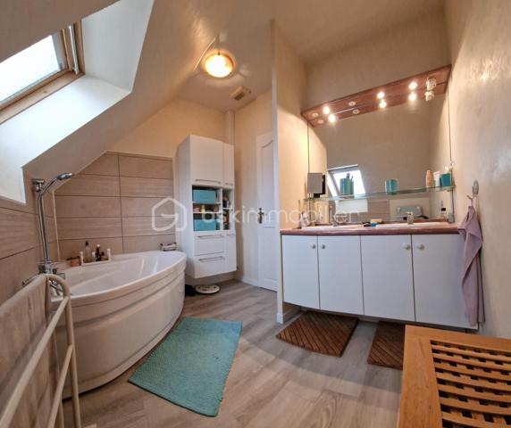 Au cœur d’un village prisé du Vexin, aux portes de l’Île-de-France

Laissez-vous séduire par cette magnifique maison familiale avec plein pied de vie parfaitement entretenue, où aucun travaux n’est à prévoir. Nichée à l’abri des regards derrière un charmant mur en pierre, elle offre un cadre de vie paisible et privilégié, à seulement 20 minutes de Cergy-Pontoise, dans l’un des villages les plus recherchés du Vexin.

Dès l’entrée, vous découvrirez une spacieuse et lumineuse pièce de vie d’environ 45 m², idéale pour recevoir, ouverte sur une agréable véranda de 23 m², véritable prolongement de la maison en toute saison.

La cuisine aménagée de 10 m² est complétée par un cellier/buanderie-arrière-cuisine de 4 m², particulièrement pratique au quotidien.

Le rez-de-chaussée offre également une belle suite parentale comprenant une chambre de 13 m², une salle d’eau. un WC ainsi qu’un dressing.

À l’étage, un vaste palier dessert trois belles chambres de 14 à 17 m², une salle de bains et un WC indépendant, offrant un espace nuit parfaitement adapté à une famille.

Les extérieurs complètent idéalement cette propriété avec :

    Une dépendance d’environ 24 m².
    Un double garage de 45 m².
    Un abri à bois de 10 m².


Édifiée sur vide sanitaire et raccordée au tout-à-l’égout, cette propriété bénéficie également d’un système de récupération des eaux de pluie, d’une toiture entretenue avec traitement hydrofuge, autant d’atouts qui témoignent du soin apporté à son entretien.


Les atouts :

    Village très recherché du Vexin.
    À seulement 20 minutes de Cergy-Pontoise.
    Train ligne J dans le village 
    Aucun travaux à prévoir.
    Maison parfaitement entretenue.
    Vie de plain-pied grâce à la suite parentale.
    Belle véranda lumineuse.
    Double garage et dépendance.
    Jardin intime, à l’abri des regards.
    Vide sanitaire, tout-à-l’égout et récupération des eaux de pluie.

Une propriété rare sur le secteur, idéale pour une famille en quête de calme, de confort et de qualité de vie, tout en restant à proximité des portes de l’Île-de-France.

À découvrir sans tarder !