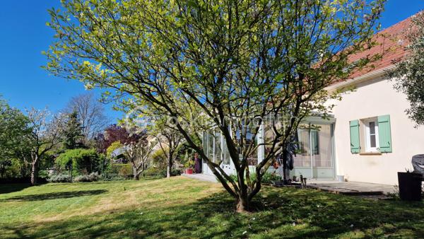 Au cœur d’un village prisé du Vexin, aux portes de l’Île-de-France

Laissez-vous séduire par cette magnifique maison familiale avec plein pied de vie parfaitement entretenue, où aucun travaux n’est à prévoir. Nichée à l’abri des regards derrière un charmant mur en pierre, elle offre un cadre de vie paisible et privilégié, à seulement 20 minutes de Cergy-Pontoise, dans l’un des villages les plus recherchés du Vexin.

Dès l’entrée, vous découvrirez une spacieuse et lumineuse pièce de vie d’environ 45 m², idéale pour recevoir, ouverte sur une agréable véranda de 23 m², véritable prolongement de la maison en toute saison.

La cuisine aménagée de 10 m² est complétée par un cellier/buanderie-arrière-cuisine de 4 m², particulièrement pratique au quotidien.

Le rez-de-chaussée offre également une belle suite parentale comprenant une chambre de 13 m², une salle d’eau. un WC ainsi qu’un dressing.

À l’étage, un vaste palier dessert trois belles chambres de 14 à 17 m², une salle de bains et un WC indépendant, offrant un espace nuit parfaitement adapté à une famille.

Les extérieurs complètent idéalement cette propriété avec :

    Une dépendance d’environ 24 m².
    Un double garage de 45 m².
    Un abri à bois de 10 m².


Édifiée sur vide sanitaire et raccordée au tout-à-l’égout, cette propriété bénéficie également d’un système de récupération des eaux de pluie, d’une toiture entretenue avec traitement hydrofuge, autant d’atouts qui témoignent du soin apporté à son entretien.


Les atouts :

    Village très recherché du Vexin.
    À seulement 20 minutes de Cergy-Pontoise.
    Train ligne J dans le village 
    Aucun travaux à prévoir.
    Maison parfaitement entretenue.
    Vie de plain-pied grâce à la suite parentale.
    Belle véranda lumineuse.
    Double garage et dépendance.
    Jardin intime, à l’abri des regards.
    Vide sanitaire, tout-à-l’égout et récupération des eaux de pluie.

Une propriété rare sur le secteur, idéale pour une famille en quête de calme, de confort et de qualité de vie, tout en restant à proximité des portes de l’Île-de-France.

À découvrir sans tarder !
