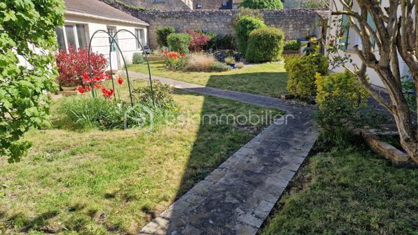 Au cœur d’un village prisé du Vexin, aux portes de l’Île-de-France

Laissez-vous séduire par cette magnifique maison familiale avec plein pied de vie parfaitement entretenue, où aucun travaux n’est à prévoir. Nichée à l’abri des regards derrière un charmant mur en pierre, elle offre un cadre de vie paisible et privilégié, à seulement 20 minutes de Cergy-Pontoise, dans l’un des villages les plus recherchés du Vexin.

Dès l’entrée, vous découvrirez une spacieuse et lumineuse pièce de vie d’environ 45 m², idéale pour recevoir, ouverte sur une agréable véranda de 23 m², véritable prolongement de la maison en toute saison.

La cuisine aménagée de 10 m² est complétée par un cellier/buanderie-arrière-cuisine de 4 m², particulièrement pratique au quotidien.

Le rez-de-chaussée offre également une belle suite parentale comprenant une chambre de 13 m², une salle d’eau. un WC ainsi qu’un dressing.

À l’étage, un vaste palier dessert trois belles chambres de 14 à 17 m², une salle de bains et un WC indépendant, offrant un espace nuit parfaitement adapté à une famille.

Les extérieurs complètent idéalement cette propriété avec :

    Une dépendance d’environ 24 m².
    Un double garage de 45 m².
    Un abri à bois de 10 m².


Édifiée sur vide sanitaire et raccordée au tout-à-l’égout, cette propriété bénéficie également d’un système de récupération des eaux de pluie, d’une toiture entretenue avec traitement hydrofuge, autant d’atouts qui témoignent du soin apporté à son entretien.


Les atouts :

    Village très recherché du Vexin.
    À seulement 20 minutes de Cergy-Pontoise.
    Train ligne J dans le village 
    Aucun travaux à prévoir.
    Maison parfaitement entretenue.
    Vie de plain-pied grâce à la suite parentale.
    Belle véranda lumineuse.
    Double garage et dépendance.
    Jardin intime, à l’abri des regards.
    Vide sanitaire, tout-à-l’égout et récupération des eaux de pluie.

Une propriété rare sur le secteur, idéale pour une famille en quête de calme, de confort et de qualité de vie, tout en restant à proximité des portes de l’Île-de-France.

À découvrir sans tarder !