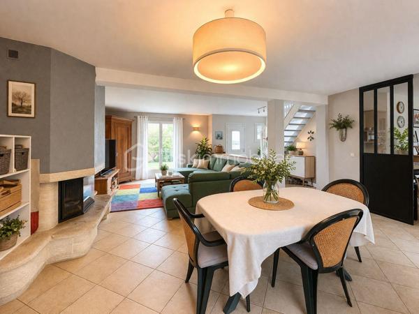 Au cœur d’un village prisé du Vexin, aux portes de l’Île-de-France

Laissez-vous séduire par cette magnifique maison familiale avec plein pied de vie parfaitement entretenue, où aucun travaux n’est à prévoir. Nichée à l’abri des regards derrière un charmant mur en pierre, elle offre un cadre de vie paisible et privilégié, à seulement 20 minutes de Cergy-Pontoise, dans l’un des villages les plus recherchés du Vexin.

Dès l’entrée, vous découvrirez une spacieuse et lumineuse pièce de vie d’environ 45 m², idéale pour recevoir, ouverte sur une agréable véranda de 23 m², véritable prolongement de la maison en toute saison.

La cuisine aménagée de 10 m² est complétée par un cellier/buanderie-arrière-cuisine de 4 m², particulièrement pratique au quotidien.

Le rez-de-chaussée offre également une belle suite parentale comprenant une chambre de 13 m², une salle d’eau. un WC ainsi qu’un dressing.

À l’étage, un vaste palier dessert trois belles chambres de 14 à 17 m², une salle de bains et un WC indépendant, offrant un espace nuit parfaitement adapté à une famille.

Les extérieurs complètent idéalement cette propriété avec :

    Une dépendance d’environ 24 m².
    Un double garage de 45 m².
    Un abri à bois de 10 m².


Édifiée sur vide sanitaire et raccordée au tout-à-l’égout, cette propriété bénéficie également d’un système de récupération des eaux de pluie, d’une toiture entretenue avec traitement hydrofuge, autant d’atouts qui témoignent du soin apporté à son entretien.


Les atouts :

    Village très recherché du Vexin.
    À seulement 20 minutes de Cergy-Pontoise.
    Train ligne J dans le village 
    Aucun travaux à prévoir.
    Maison parfaitement entretenue.
    Vie de plain-pied grâce à la suite parentale.
    Belle véranda lumineuse.
    Double garage et dépendance.
    Jardin intime, à l’abri des regards.
    Vide sanitaire, tout-à-l’égout et récupération des eaux de pluie.

Une propriété rare sur le secteur, idéale pour une famille en quête de calme, de confort et de qualité de vie, tout en restant à proximité des portes de l’Île-de-France.

À découvrir sans tarder !