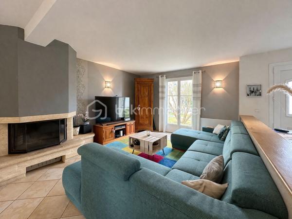 Au cœur d’un village prisé du Vexin, aux portes de l’Île-de-France

Laissez-vous séduire par cette magnifique maison familiale avec plein pied de vie parfaitement entretenue, où aucun travaux n’est à prévoir. Nichée à l’abri des regards derrière un charmant mur en pierre, elle offre un cadre de vie paisible et privilégié, à seulement 20 minutes de Cergy-Pontoise, dans l’un des villages les plus recherchés du Vexin.

Dès l’entrée, vous découvrirez une spacieuse et lumineuse pièce de vie d’environ 45 m², idéale pour recevoir, ouverte sur une agréable véranda de 23 m², véritable prolongement de la maison en toute saison.

La cuisine aménagée de 10 m² est complétée par un cellier/buanderie-arrière-cuisine de 4 m², particulièrement pratique au quotidien.

Le rez-de-chaussée offre également une belle suite parentale comprenant une chambre de 13 m², une salle d’eau. un WC ainsi qu’un dressing.

À l’étage, un vaste palier dessert trois belles chambres de 14 à 17 m², une salle de bains et un WC indépendant, offrant un espace nuit parfaitement adapté à une famille.

Les extérieurs complètent idéalement cette propriété avec :

    Une dépendance d’environ 24 m².
    Un double garage de 45 m².
    Un abri à bois de 10 m².


Édifiée sur vide sanitaire et raccordée au tout-à-l’égout, cette propriété bénéficie également d’un système de récupération des eaux de pluie, d’une toiture entretenue avec traitement hydrofuge, autant d’atouts qui témoignent du soin apporté à son entretien.


Les atouts :

    Village très recherché du Vexin.
    À seulement 20 minutes de Cergy-Pontoise.
    Train ligne J dans le village 
    Aucun travaux à prévoir.
    Maison parfaitement entretenue.
    Vie de plain-pied grâce à la suite parentale.
    Belle véranda lumineuse.
    Double garage et dépendance.
    Jardin intime, à l’abri des regards.
    Vide sanitaire, tout-à-l’égout et récupération des eaux de pluie.

Une propriété rare sur le secteur, idéale pour une famille en quête de calme, de confort et de qualité de vie, tout en restant à proximité des portes de l’Île-de-France.

À découvrir sans tarder !