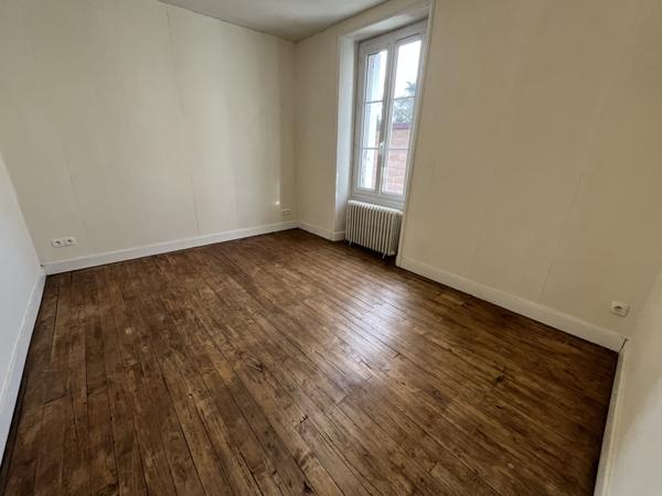 Thouars (79100) ref 99471 THOUARS Centre quartier calme maison rénover Type 4 avec garage et cour