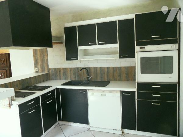 Maison de plain-pied avec 5 chambres à NEUVILLE SUR SARTHE