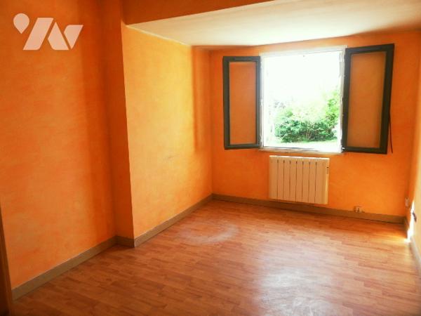 Maison de plain-pied avec 5 chambres à NEUVILLE SUR SARTHE