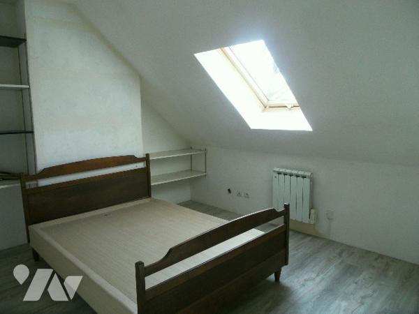 Maison de plain-pied avec 5 chambres à NEUVILLE SUR SARTHE