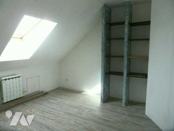 Maison de plain-pied avec 5 chambres à NEUVILLE SUR SARTHE