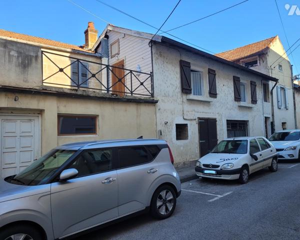 GRAY, appartement au premier étage d'une petite copropriété au centre-ville.