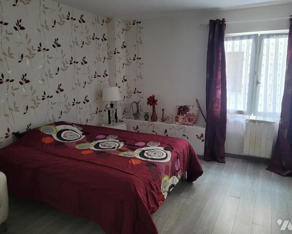 GRAY, appartement au premier étage d'une petite copropriété au centre-ville.