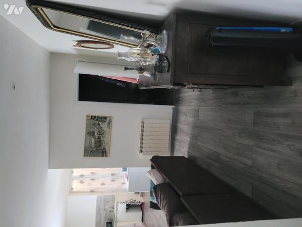 GRAY, appartement au premier étage d'une petite copropriété au centre-ville.