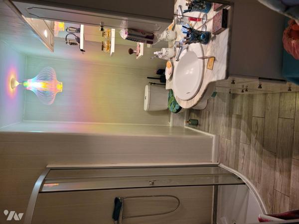 GRAY, appartement au premier étage d'une petite copropriété au centre-ville.