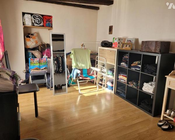 GRAY, appartement au premier étage d'une petite copropriété au centre-ville.