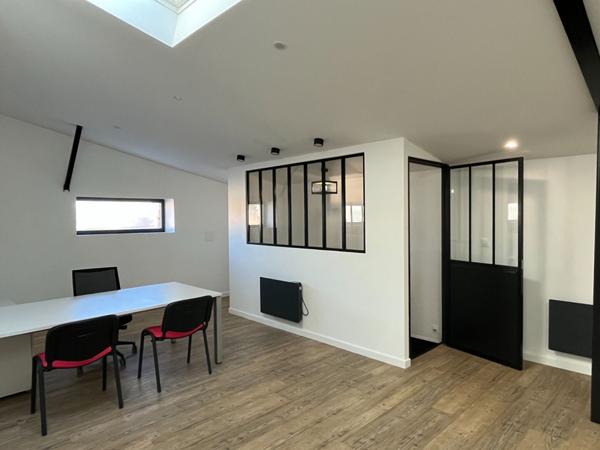 LOCAL PROFESSIONNEL A LOUER - 10 KM DE LA ROCHELLE