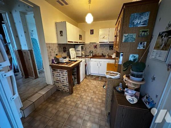 Maison d'habitation sur sous-sol surélevé  comprenant une entrée sur la cuisine, un salon-salle...