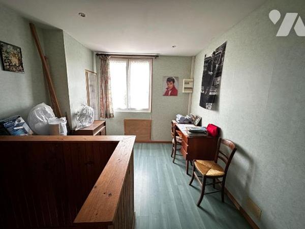 Maison d'habitation sur sous-sol surélevé  comprenant une entrée sur la cuisine, un salon-salle...