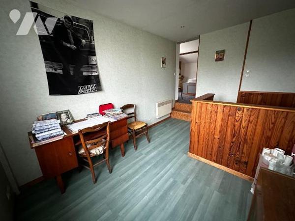 Maison d'habitation sur sous-sol surélevé  comprenant une entrée sur la cuisine, un salon-salle...