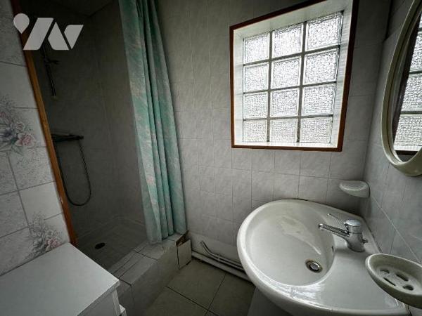 Maison d'habitation sur sous-sol surélevé  comprenant une entrée sur la cuisine, un salon-salle...