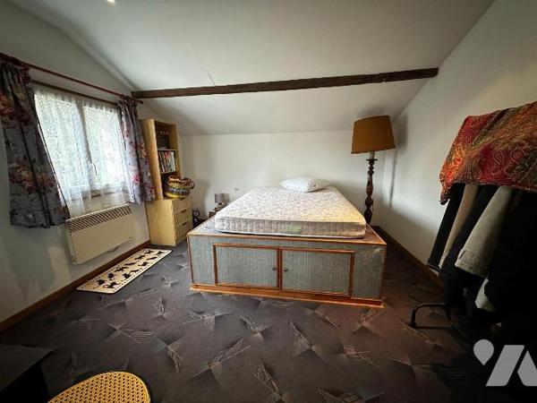 Maison d'habitation sur sous-sol surélevé  comprenant une entrée sur la cuisine, un salon-salle...