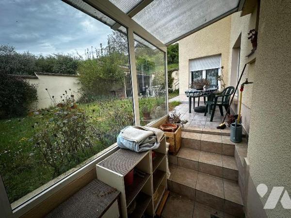 Maison d'habitation sur sous-sol surélevé  comprenant une entrée sur la cuisine, un salon-salle...