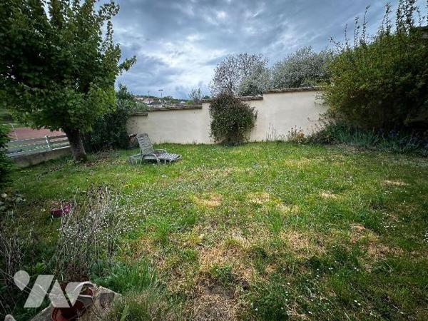 Maison d'habitation sur sous-sol surélevé  comprenant une entrée sur la cuisine, un salon-salle...