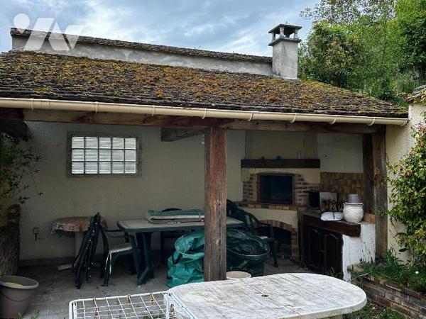 Maison d'habitation sur sous-sol surélevé  comprenant une entrée sur la cuisine, un salon-salle...