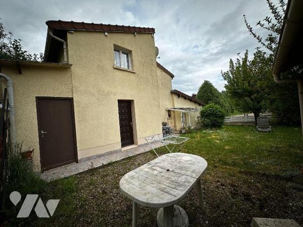 Maison d'habitation sur sous-sol surélevé  comprenant une entrée sur la cuisine, un salon-salle...