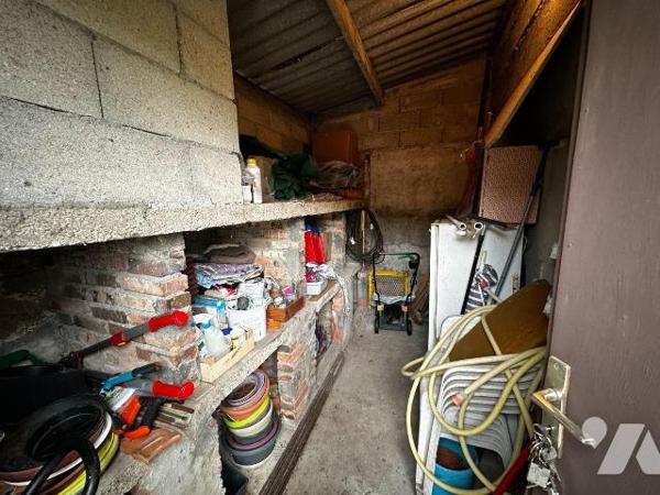 Maison d'habitation sur sous-sol surélevé  comprenant une entrée sur la cuisine, un salon-salle...