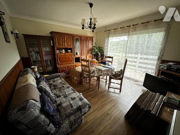 Maison d'habitation sur sous-sol surélevé  comprenant une entrée sur la cuisine, un salon-salle...