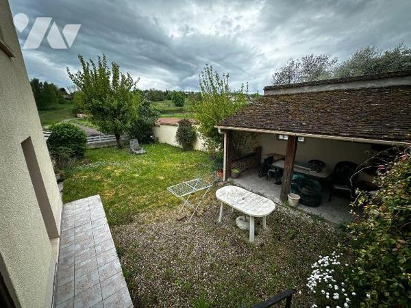Maison d'habitation sur sous-sol surélevé  comprenant une entrée sur la cuisine, un salon-salle...
