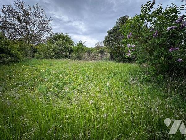 Maison d'habitation sur sous-sol surélevé  comprenant une entrée sur la cuisine, un salon-salle...