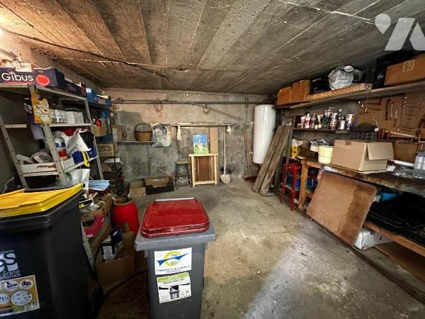 Maison d'habitation sur sous-sol surélevé  comprenant une entrée sur la cuisine, un salon-salle...