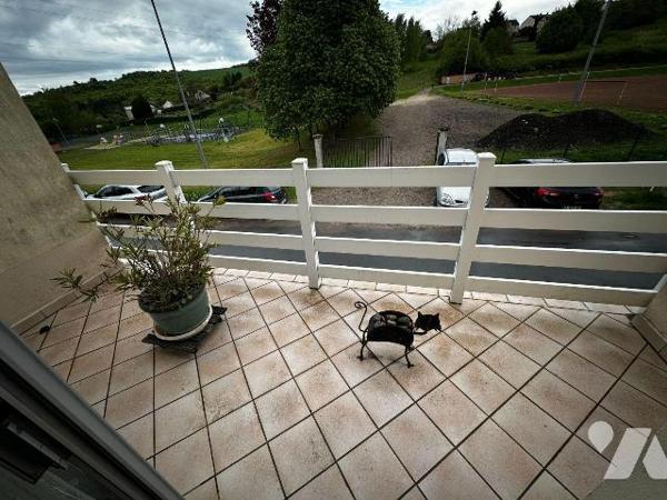 Maison d'habitation sur sous-sol surélevé  comprenant une entrée sur la cuisine, un salon-salle...