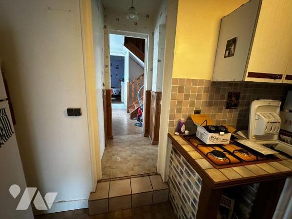 Maison d'habitation sur sous-sol surélevé  comprenant une entrée sur la cuisine, un salon-salle...