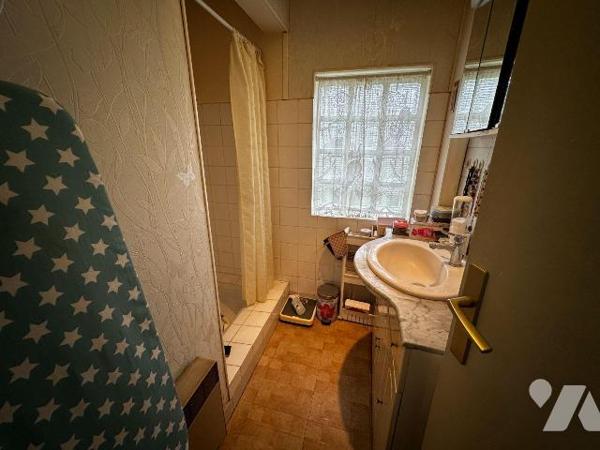 Maison d'habitation sur sous-sol surélevé  comprenant une entrée sur la cuisine, un salon-salle...