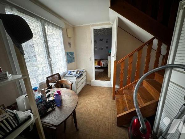 Maison d'habitation sur sous-sol surélevé  comprenant une entrée sur la cuisine, un salon-salle...