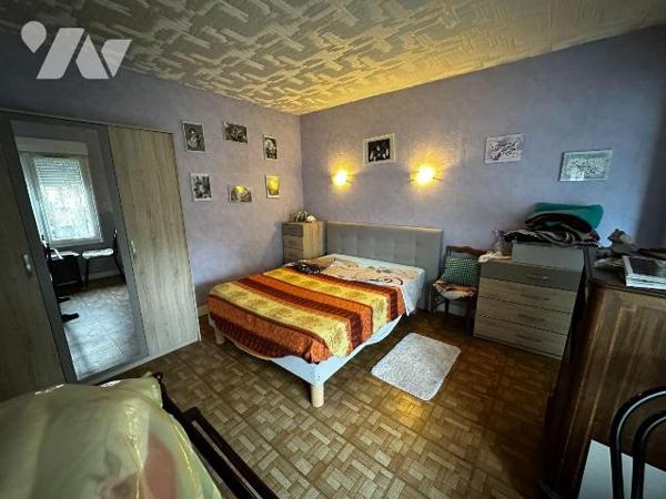 Maison d'habitation sur sous-sol surélevé  comprenant une entrée sur la cuisine, un salon-salle...