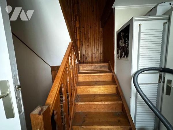 Maison d'habitation sur sous-sol surélevé  comprenant une entrée sur la cuisine, un salon-salle...