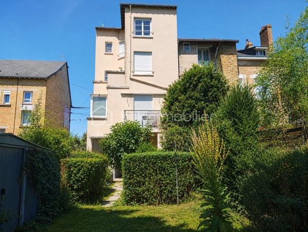 Votre conseillère Shana WURMSER vous propose cette maison de ville de 136 m² habitables, idéalement située à Rethel, à proximité immédiate des écoles, commerces et de toutes les commodités.

Édifiée sur un rez-de-chaussée surélevé, cette maison familiale offre de beaux volumes et un agréable jardin clos, sans vis-à-vis, permettant de profiter d'un espace extérieur au calme.

Elle se compose d'une entrée desservant une belle pièce de vie lumineuse d'environ 33 m², agrémentée d'un poêle à bois, d'une cuisine dinatoire équipée avec accès à une loggia et un balcon, ainsi que d'un WC indépendant.

Au premier étage, vous découvrirez deux chambres, une salle de bains avec WC et deux balcons.

Le deuxième étage propose trois chambres, dont une entièrement rénovée, ainsi qu'une seconde salle de bains à rénover, offrant un beau potentiel d'aménagement.

Le bien dispose également d'un sous-sol complet comprenant un garage, un espace chaufferie et de nombreux espaces de stockage.

Fosse septique.

Une maison idéale pour une famille recherchant de beaux volumes, un extérieur agréable et la proximité de toutes les commodités.