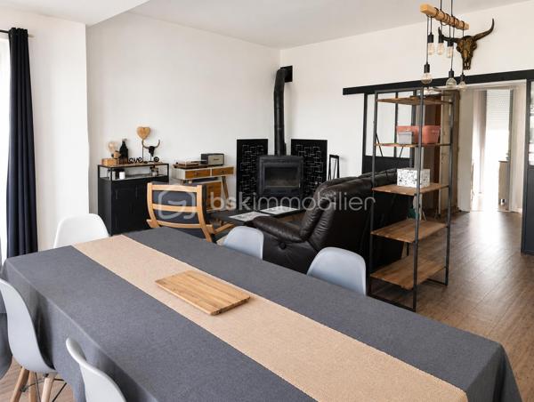 Votre conseillère Shana WURMSER vous propose cette maison de ville de 136 m² habitables, idéalement située à Rethel, à proximité immédiate des écoles, commerces et de toutes les commodités.

Édifiée sur un rez-de-chaussée surélevé, cette maison familiale offre de beaux volumes et un agréable jardin clos, sans vis-à-vis, permettant de profiter d'un espace extérieur au calme.

Elle se compose d'une entrée desservant une belle pièce de vie lumineuse d'environ 33 m², agrémentée d'un poêle à bois, d'une cuisine dinatoire équipée avec accès à une loggia et un balcon, ainsi que d'un WC indépendant.

Au premier étage, vous découvrirez deux chambres, une salle de bains avec WC et deux balcons.

Le deuxième étage propose trois chambres, dont une entièrement rénovée, ainsi qu'une seconde salle de bains à rénover, offrant un beau potentiel d'aménagement.

Le bien dispose également d'un sous-sol complet comprenant un garage, un espace chaufferie et de nombreux espaces de stockage.

Fosse septique.

Une maison idéale pour une famille recherchant de beaux volumes, un extérieur agréable et la proximité de toutes les commodités.