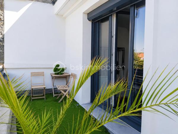 Votre conseillère Shana WURMSER vous propose cette maison de ville de 136 m² habitables, idéalement située à Rethel, à proximité immédiate des écoles, commerces et de toutes les commodités.

Édifiée sur un rez-de-chaussée surélevé, cette maison familiale offre de beaux volumes et un agréable jardin clos, sans vis-à-vis, permettant de profiter d'un espace extérieur au calme.

Elle se compose d'une entrée desservant une belle pièce de vie lumineuse d'environ 33 m², agrémentée d'un poêle à bois, d'une cuisine dinatoire équipée avec accès à une loggia et un balcon, ainsi que d'un WC indépendant.

Au premier étage, vous découvrirez deux chambres, une salle de bains avec WC et deux balcons.

Le deuxième étage propose trois chambres, dont une entièrement rénovée, ainsi qu'une seconde salle de bains à rénover, offrant un beau potentiel d'aménagement.

Le bien dispose également d'un sous-sol complet comprenant un garage, un espace chaufferie et de nombreux espaces de stockage.

Fosse septique.

Une maison idéale pour une famille recherchant de beaux volumes, un extérieur agréable et la proximité de toutes les commodités.