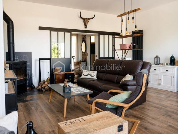 Votre conseillère Shana WURMSER vous propose cette maison de ville de 136 m² habitables, idéalement située à Rethel, à proximité immédiate des écoles, commerces et de toutes les commodités.

Édifiée sur un rez-de-chaussée surélevé, cette maison familiale offre de beaux volumes et un agréable jardin clos, sans vis-à-vis, permettant de profiter d'un espace extérieur au calme.

Elle se compose d'une entrée desservant une belle pièce de vie lumineuse d'environ 33 m², agrémentée d'un poêle à bois, d'une cuisine dinatoire équipée avec accès à une loggia et un balcon, ainsi que d'un WC indépendant.

Au premier étage, vous découvrirez deux chambres, une salle de bains avec WC et deux balcons.

Le deuxième étage propose trois chambres, dont une entièrement rénovée, ainsi qu'une seconde salle de bains à rénover, offrant un beau potentiel d'aménagement.

Le bien dispose également d'un sous-sol complet comprenant un garage, un espace chaufferie et de nombreux espaces de stockage.

Fosse septique.

Une maison idéale pour une famille recherchant de beaux volumes, un extérieur agréable et la proximité de toutes les commodités.